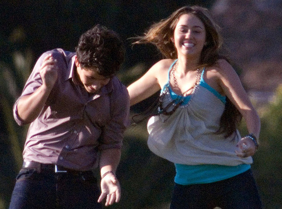 Reliving Niley How Nick Jonas And Miley Cyrus Epic Young Love